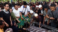 Eko Patrio, Luna Maya dan Ruben Onsu juga mengantarkan jenazah Jupe. Foto: Noel/detikHOT