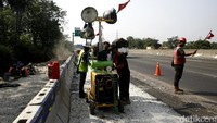 Proyek pelebaran ruas jalan di Jalan Tol Cikampek tidak akan mengganggu mudik Lebaran 2017.