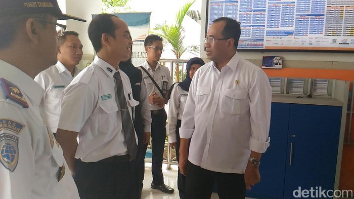 Menhub Tinjau Stasiun Tasikmalaya dan Langsung Cek WC, Ini Katanya