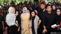 Zaskia Gotik, Ayu Ting Ting dan Kartika Putri menemani Jupe ke tempat peristirahatan terakhirnya. Foto: Noel/detikHOT