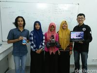 Lima mahasiswa yang terlibat dalam pembuatan RoPo: Bima Sakti, Syadza Sausan, Achmi Yuliani, Intan Permatasari, dan Hendrik Leo