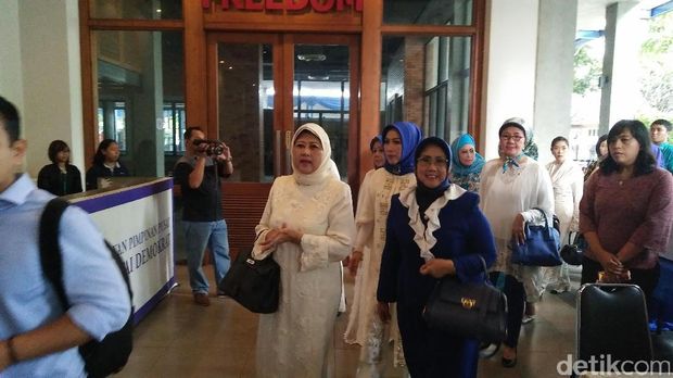 Ani Yudhoyono Datangi Pasar Murah Demokrat