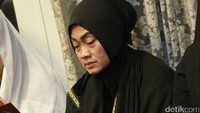 Ibunda Jupe, Sri Wulansih sangat terpukul. Matanya terlihat bengkak setelah tak hentinya menangis. Foto: Hanif/detikHOT