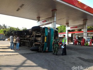 Rem Blong, Truk Tronton Terguling Tabrak SPBU di Boyolali