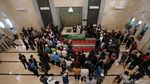 Karangan Bunga dan Tangisan untuk Jupe