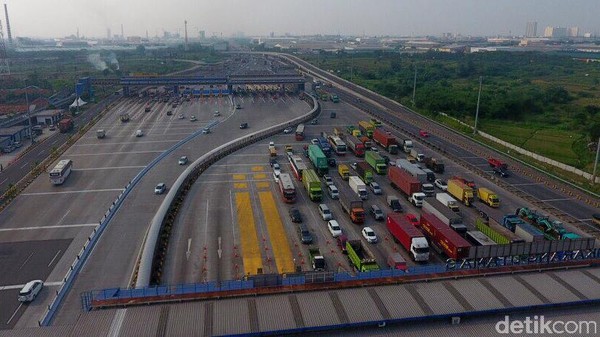 Potret Gerbang Tol Cikarang Utama dari Ketinggian