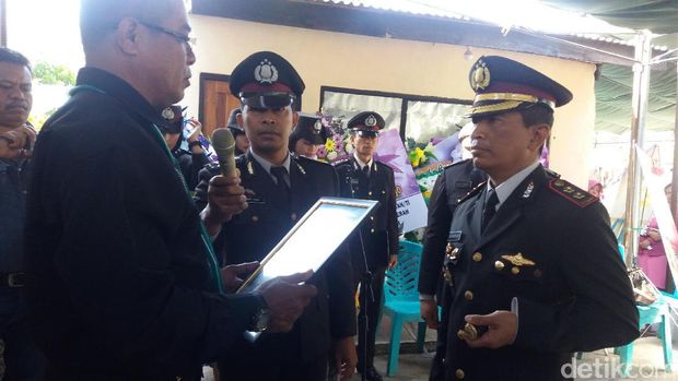 Prosesi pemakaman Aiptu Fransisco