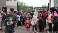 Warga sekitar pun berbondong-bondong melayat ke rumah duka Jupe (Foto: Hanif Hawari/detikHOT)