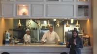 Chocolate Story Cooking Class digelar detikFood bersama Pipiltin Cocoa dan Hotel Raffles Jakarta. Executive Chef Daniel Patterson didapuk untuk mengolah cokelat lokal premium menjadi sajian dessert praktis untuk lebaran.