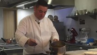 Chef Daniel saat menuangkan adonan sticky toffee pudding ke dalam cetakan.
