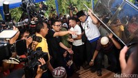 Banjir air mata di proses pemakaman Jupe. Foto: Noel/detikHOT