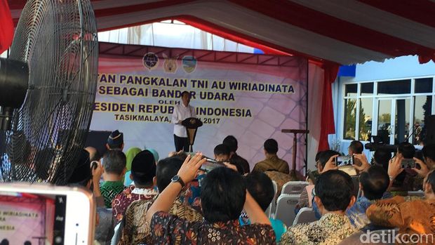 Jokowi saat meresmikan bandara di Tasikmalaya.