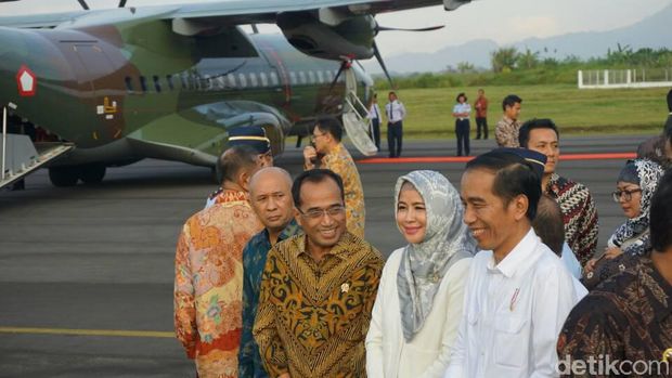 Jokowi di Pangkalan Udara TNI AU Wiriadinata Tasikmalaya.