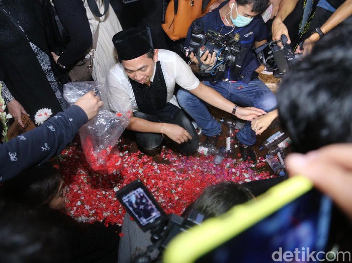 Makam Jupe Tak Ambles, Hanya Rusak karena Guyuran Hujan