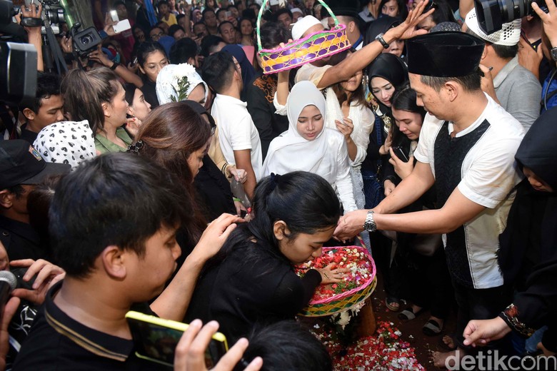 Jupe Meninggal Dunia, Sang Adik Tak Sanggup Tahan Emosi Jupe Meninggal Dunia, Sang Adik Tak Sanggup Tahan Emosi