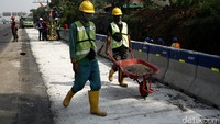 Proyek pelebaran jalan di ruas Tol Cikampek dikerjakan untuk menyambut pembangunan tol elevated atau tol layang sepanjang Cikunir-Karawang.