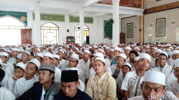Ribuan santri ikut dalam seminar tersebut