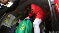 Keranda Jenazah Jupe ditutupi dengan kain berwarna hijau (Foto: Hanif Hawari/detikHOT)