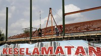 Terlihat para pekerja tengah menyelesaikan konstruksi pembangunan fasilitas berupa restoran untuk sejumlah pemudik yang akan berbuka dan sahur.