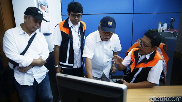  Menteri PUPR Basuki Hadi Muljono meninjau Gerbang Tol Cikarang Utama, Cikarang, Jawa Barat, Sabtu (10/6/2017).