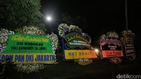 Dari pejabat juga ada banyak kiriman bunga untuk Jupe. Foto: Hanif/detikHOT