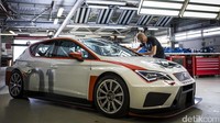 Mobil SEAT Leon Cup Racer mengambil basis dari SEAT Leon. Ada sekitar 1.400 suku cadang yang ditambahkan kepada mobil produksi agar mobil berubah menjadi mobil balap. SEAT/Ducati/via Newspress.