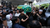 Ustad Zacky Mirza bahkan terlihat ikut membawa jenazah Jupe (Foto: Hanif Hawari/detikHOT)