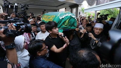 Para Rekan Artis yang Ikut Melayat Jupe
