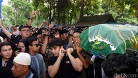 Billy Syahputra ikut menandu keranda jenazah Jupe. Foto: Noel/detikHOT