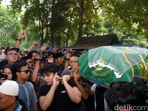 Fans Masih Kerubungi Makam, Cerita Kagumi Soal Jupe Bangun Musala