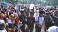 Ambulans nampak kesulitan saat memasuki TPU karena padatnya warga. (Foto: Hanif Hawari/detikHOT)