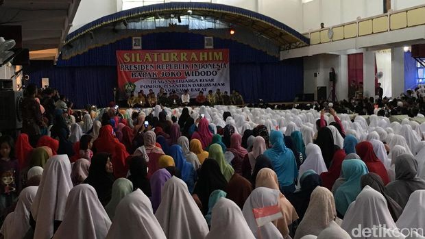  Presiden Joko Widodo mengunjungi Pondok Pesantren Darussalam, Sabtu (10/6/2017)