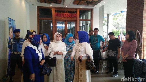  Ani Yudhoyono di pasar murah Partai Demokrat, Sabtu (10/6/2017)