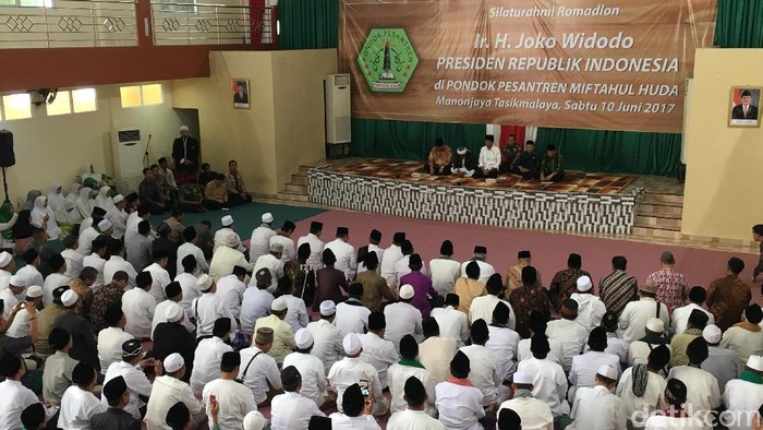Jokowi di Ponpes Miftahul Huda, Sabtu (10/6/2017).