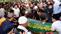 Jenazah Jupe ditutup dengan kain hijau sebelum dikuburkan. Foto: Noel/detikHOT