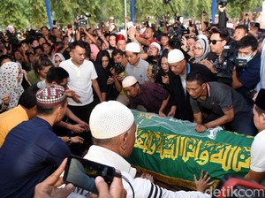 Anggota DPR Venna Melinda Beri Penghormatan Terakhir untuk Jupe