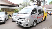 Ambulans yang membawa jenazah Jupe ke rumah duka RSCM (Foto: Hanif Hawari/detikHOT)