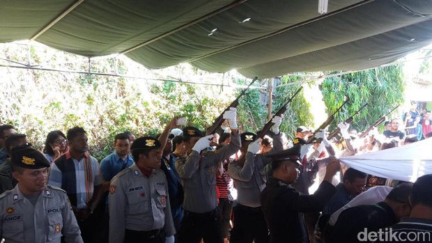 Pemakaman Aiptu Fransisco.