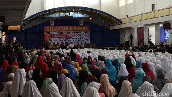Jokowi Temui Ulama dan Santri Ponpes Darussalam Ciamis