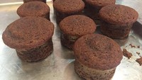 Adonan sticky toffee pudding yang dibuat dari campuran self-raising flour dan beberapa bahan. Dipanggang dalam oven bersuhu 180 C selama 20-25 menit.