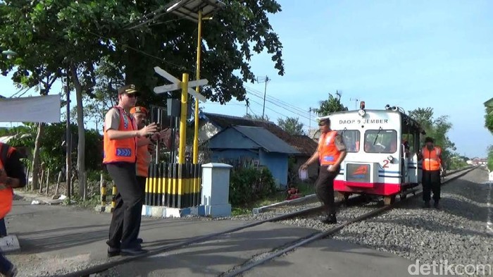 Jelang Arus Mudik, Polisi Periksa Perlintasan KA di Probolinggo