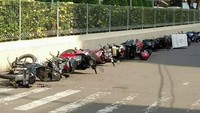 Menurut informasi dari warganet, motor-motor itu dipaksa rebahan gara-gara parkir sembarangan. Foto: Istimewa