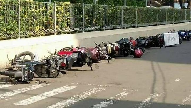 Parkir Sembarangan, Motor-Motor Ditidurin di Jalanan