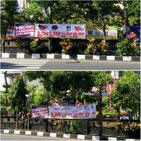 Spanduk promo dipasang di pinggir jalan 
