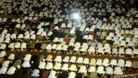 Usai sahur, sejumlah PNS langsung melaksanakan salat Subuh berjamaah. Pool/Arbi Anugrah.
