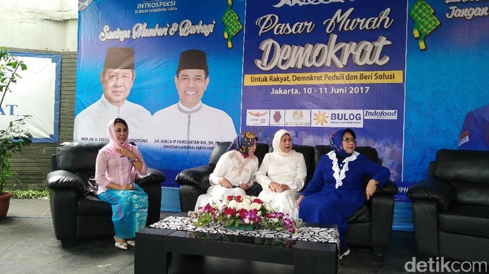 Ani Yudhoyono Datangi Pasar Murah Demokrat