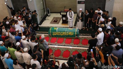 Photo Ketika Jenazah Jupe Disalatkan