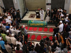 Ustad Zacky Mirza Pimpin Salat Jenazah untuk Jupe