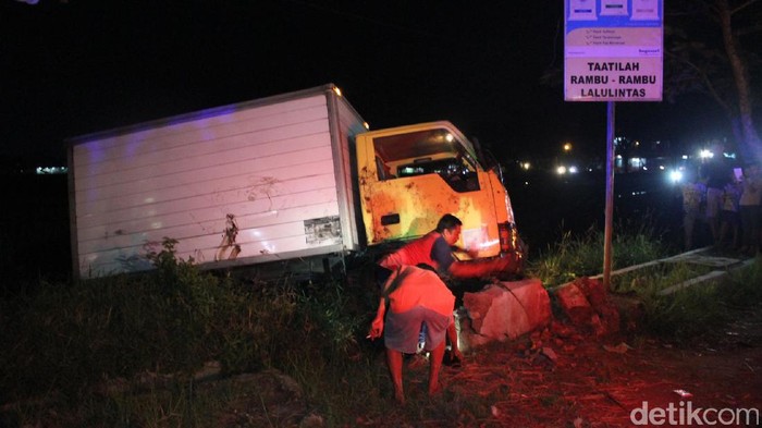 Mobil Boks Pengangkut Tepung Beras Nyebur ke Sawah di Garut