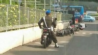 Tuh lihat siapa yang rebahin... Enggak sekalian dikempesin Pak? Foto ini sudah menyebar via whatsapp. Foto: Istimewa